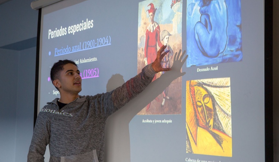 Students in Elizabeth Scarlett's Spanish “Age of Lorca” class, part of the Romance Languages & Literatures department in the College of Arts and Sciences. Photographer: Meredith Forrest Kulwicki.