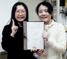 Yukako Otsuki, EdM ’12, left, with her professor mentor and fellow GSE alumna Akiko Takagi, EdM ’99. 
