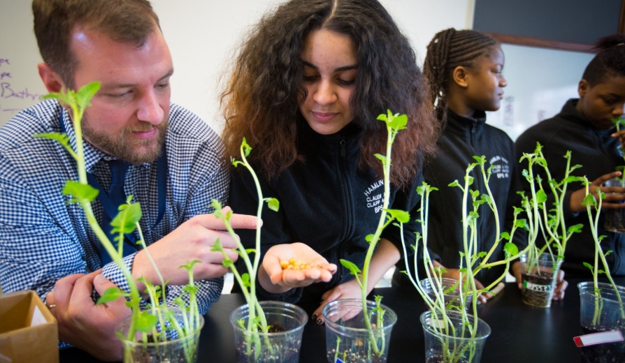 Andrew Franz and his students, Toriana Cornwell, Gabriella Melendez and Shaniylah Welch at Hamlin Park School, Buffalo, NY Photographer: Douglas Levere. 