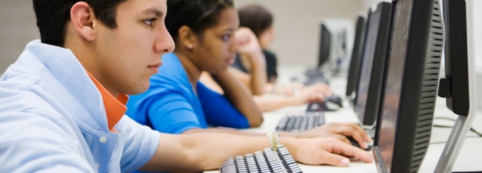 STUDENTS WORKING IN A COMPUTER LAB. 