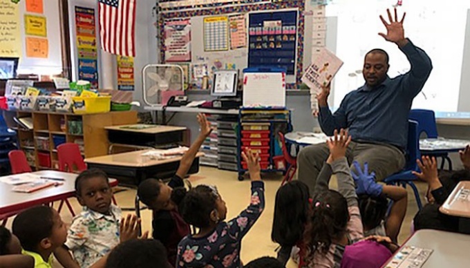 Douglas Hoston, a PhD student from the Department of Learning and Instruction teaches a class in an urban school. 