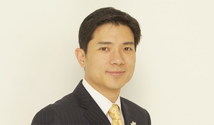 Head shot of Robin Li. 