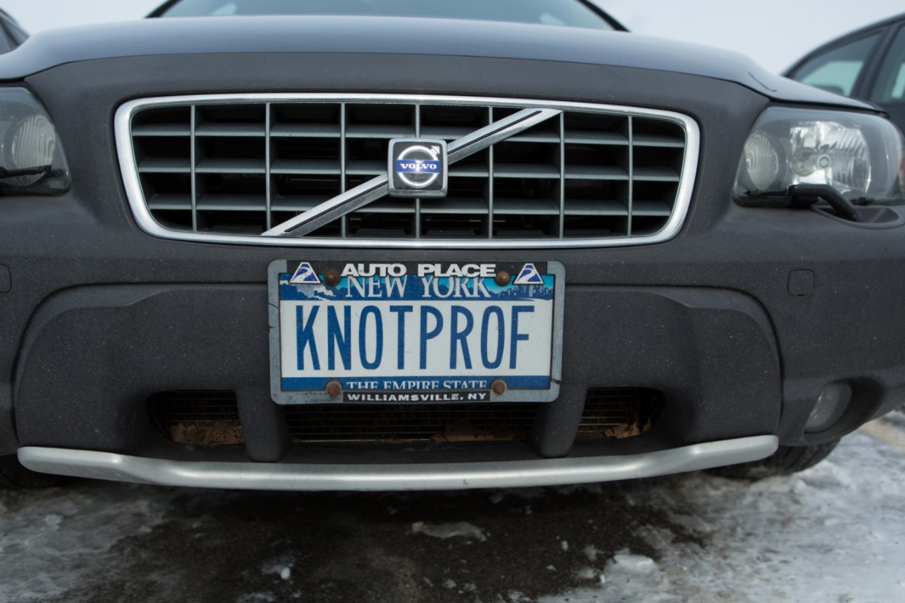 A personalized license plate that says, "KNOTPROF".