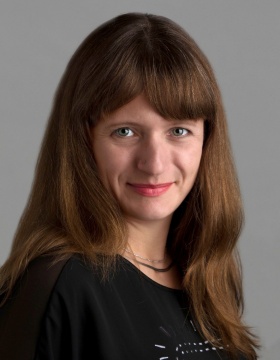 Head shot of Eva Zurek. 