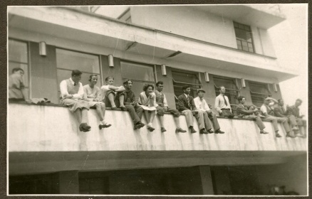 Zoom image: Students on the balustrade of the canteen terrace, around 1931 (photographer unknown). Collection of the Stiftung Bauhaus Dessau 