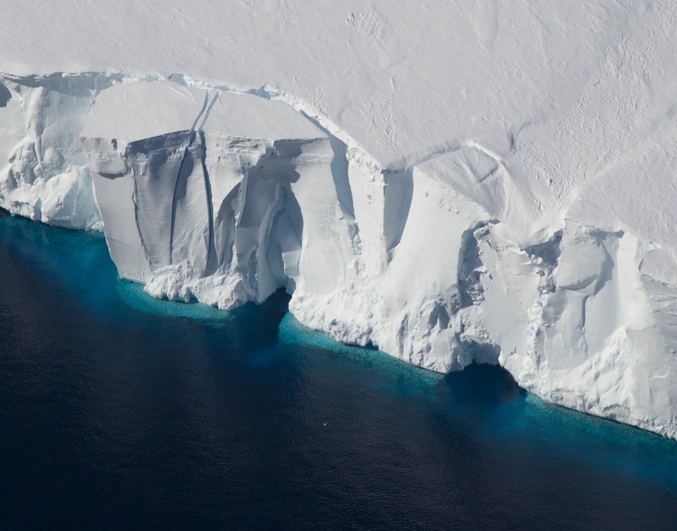 Zoom image: Ice shelves in Antarctica, such as the Getz Ice Shelf seen here, are sensitive to warming ocean temperatures. Ocean and atmospheric conditions are some of the drivers of ice sheet loss that scientists considered in a new study estimating additional global sea level rise by 2100. Credit: Jeremy Harbeck / NASA 