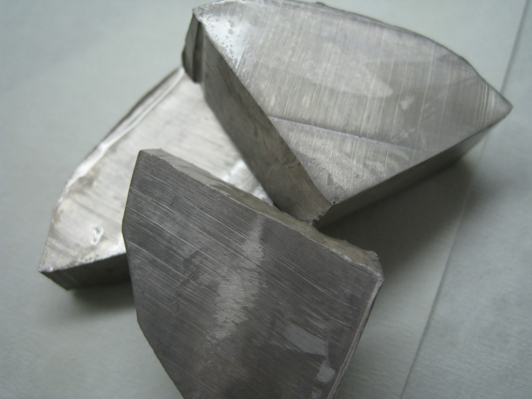 Zoom image: A University at Buffalo-led study analyzes the chemical binding behind sodium's transformation from shiny metal to transparent insulator under high pressure. Photo: Dnn87, Creative Commons Attribution-Share Alike 3.0 Unported 