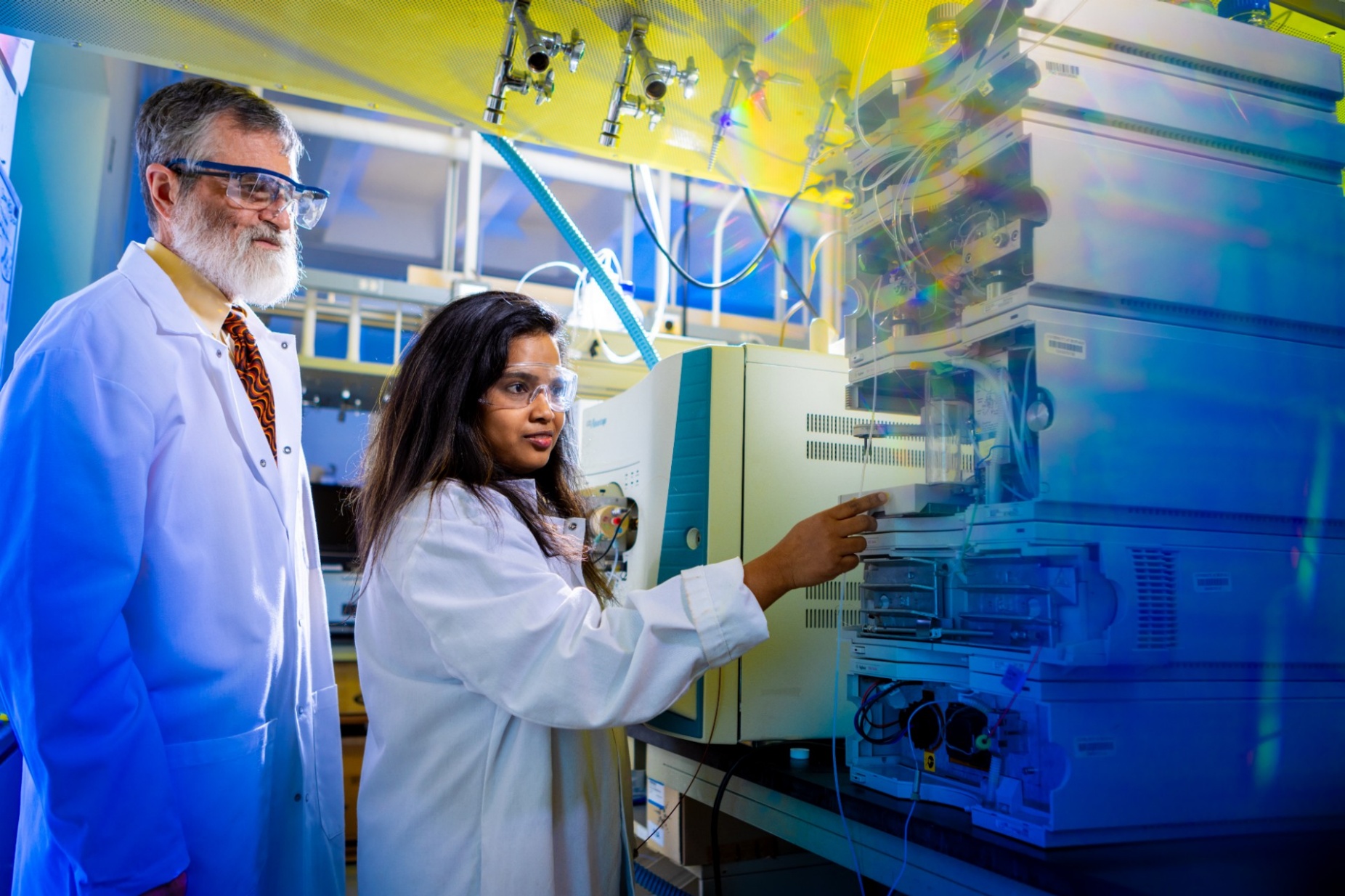 Zoom image: Col&oacute;n works with a student in his lab. Graduate and undergraduate students will be involved in the adsorbent materials research. Credit: Douglas Levere/University at Buffalo 