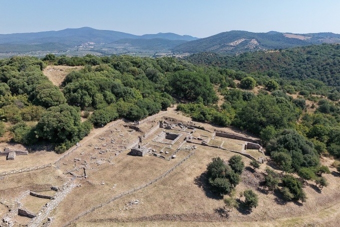 An aerial view of the area of the medieval cathedral with the cemetery under investigation in Rusellae. Photo courtesy of Alessandro Sebastiani. 