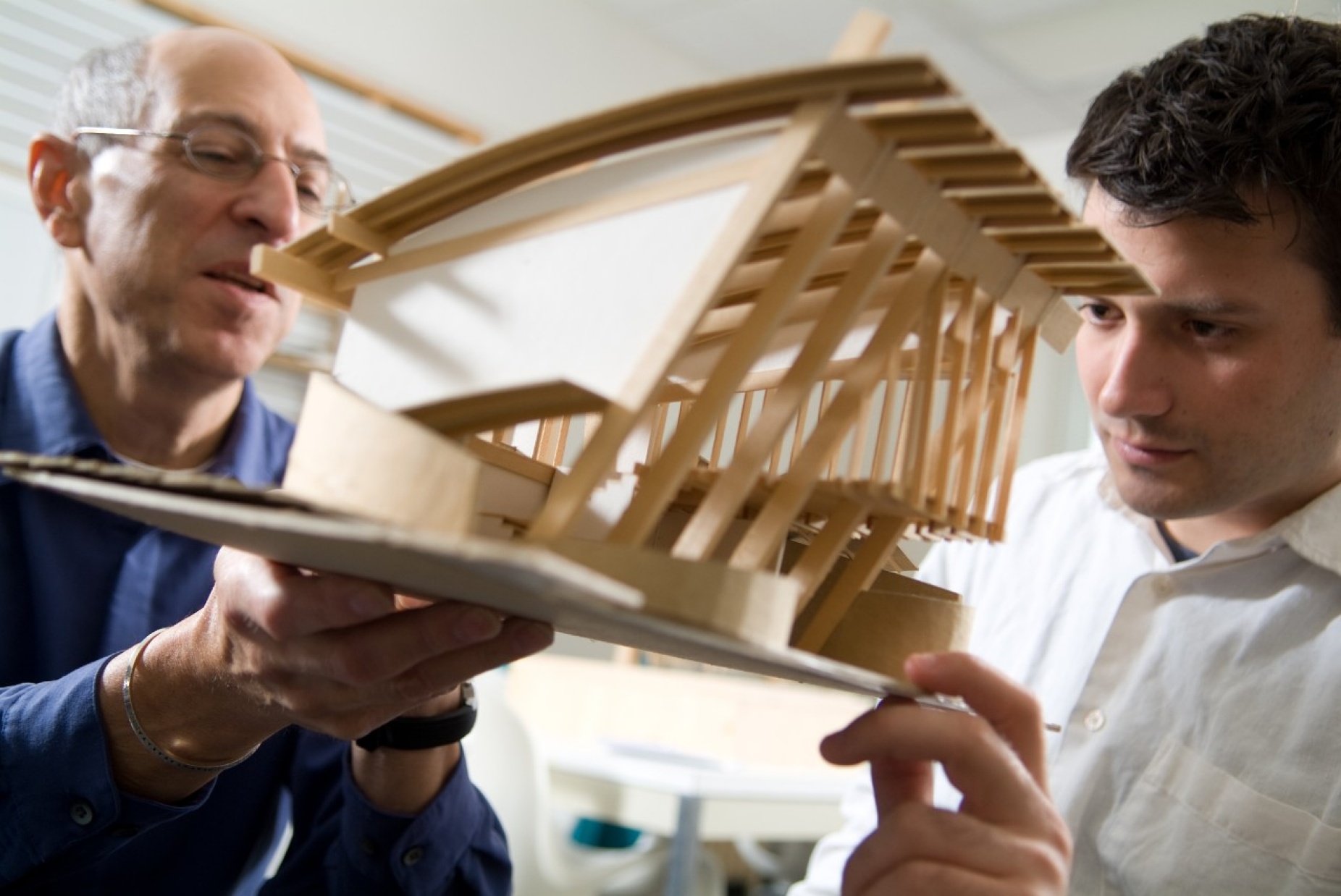 Edward Steinfeld works with a student in the IDeA Center. 