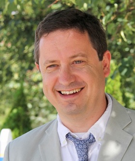 headshot of Andrew Stott. 