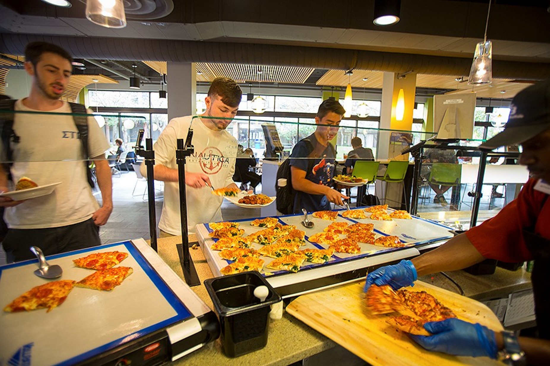 Students choose entrees at the C3. 