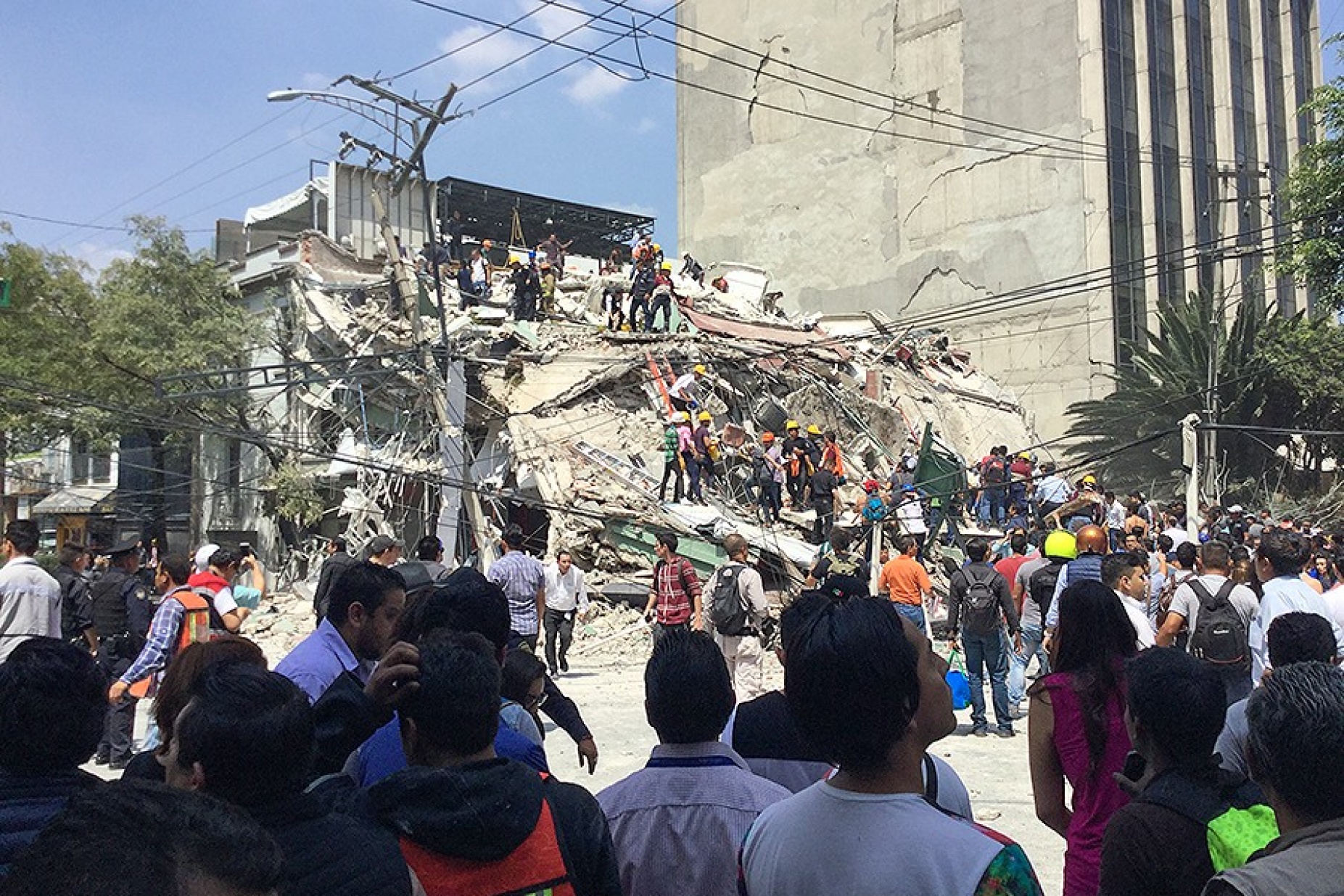 Volunteers and rescuers working at collapsed building at Colonia Roma, Mexico City after the September 19 earthquake. 