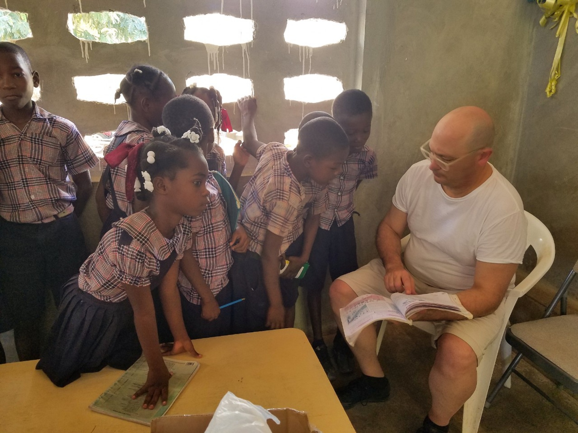 David Merlo reads to a group of kids in a Haitian school. 