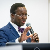 Moro Salifu, a faculty member at SUNY Downstate Health Sciences University and director of the Brooklyn Health Disparities Center, speaks at the Ignighting Hope conference. 