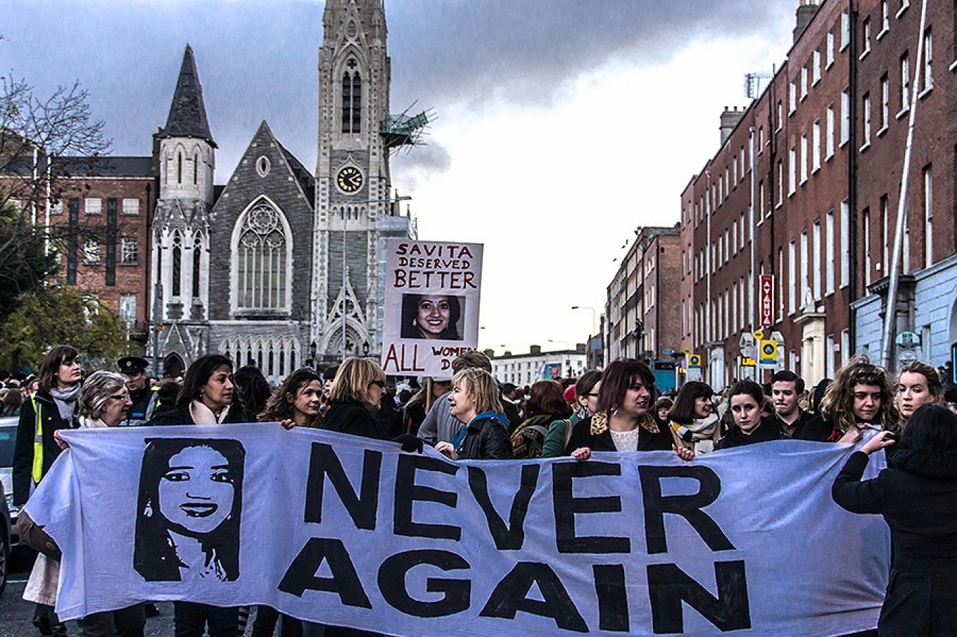 A large number of protesters took to the streets of Dublin in response to the death of an Indian woman who was refused an abortion and died following a miscarriage at University Hospital Galway. 