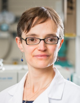 headshot of Elizabeth Thomas.