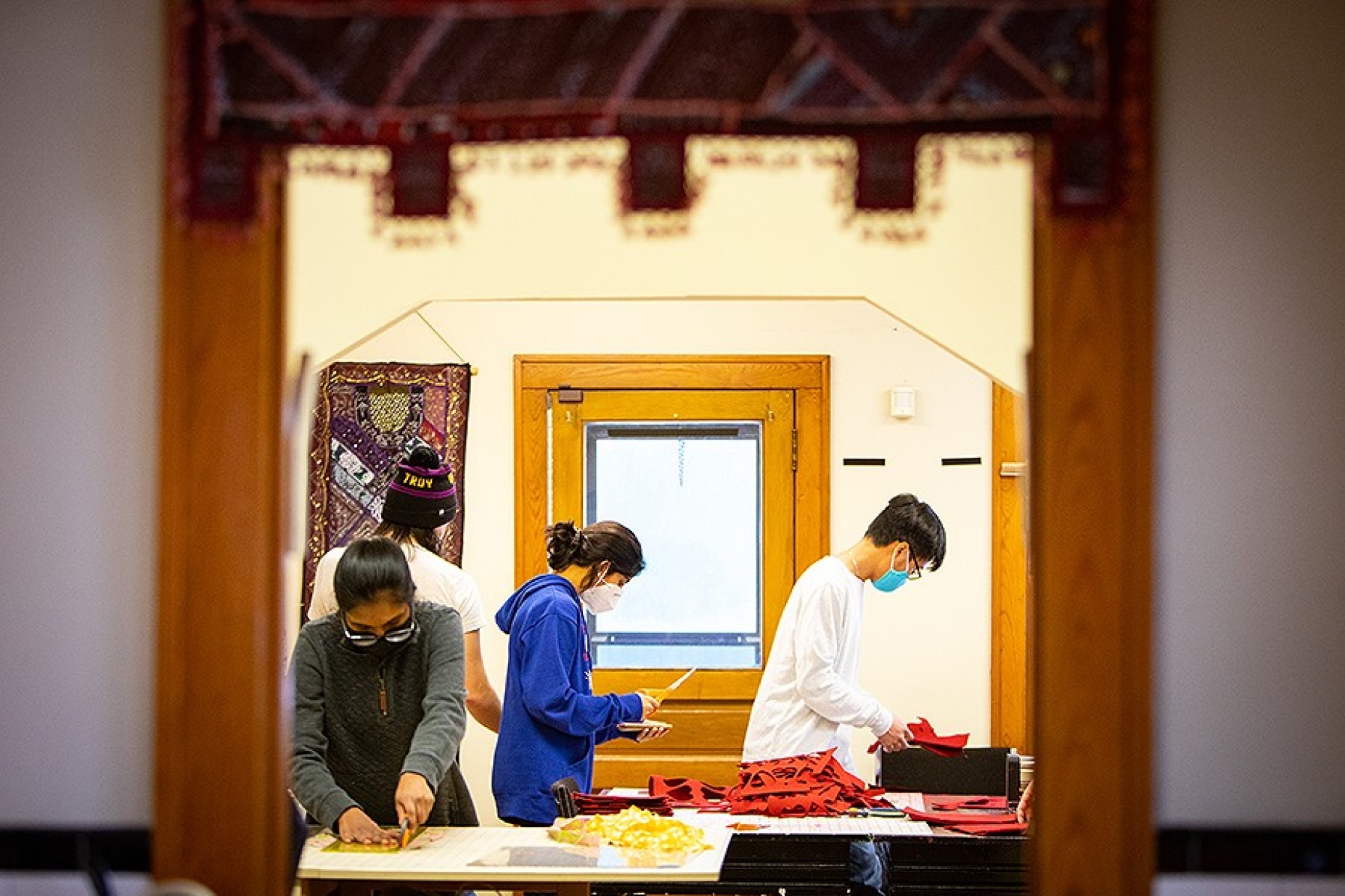 Zoom image: Students volunteering at Stitch Buffalo as part of an &quot;Alternative Break&quot; program. Photos: Meredith Forrest Kulwicki 