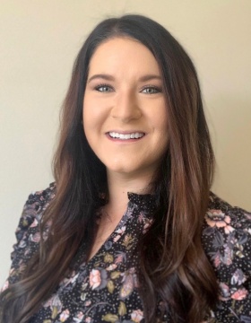 headshot of Lindsay Hahn. 