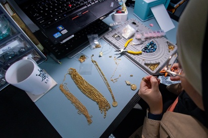 Zoom image: The gray organizing board to the right is called a Jewelry beadsmith board. 