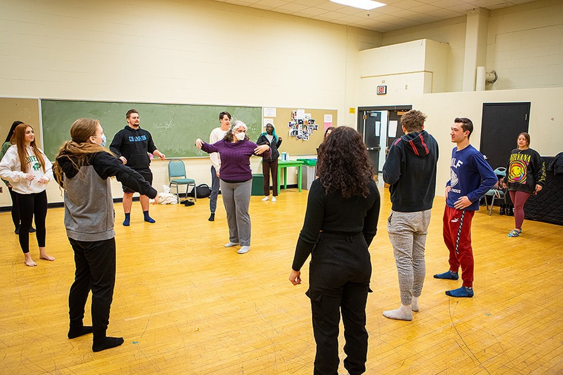 Zoom image: Jennifer Surtees, associate professor biochemistry, talks with students in the first-year seminar. Photo: Douglas Levere 