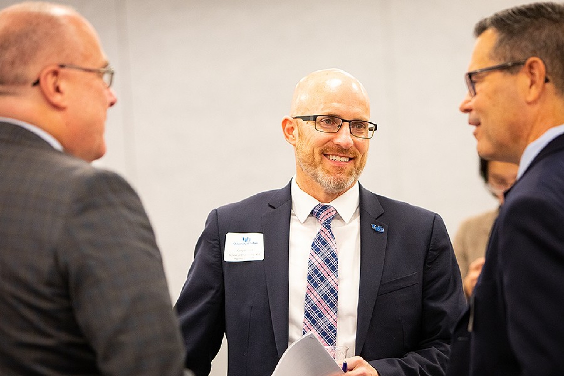 Kemper Lewis speaks with attendees during the hydrogen workshop. 