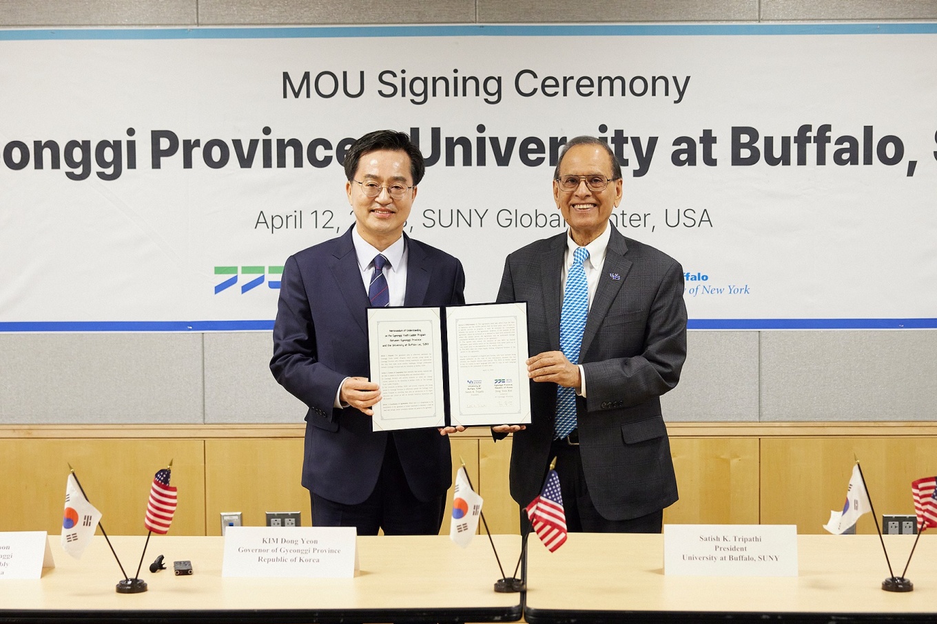 Kim Dong Yeon, Govenor of Gyeonggi Province, Republic of Korea and President Satish Tripathi hold the signed MOU. 