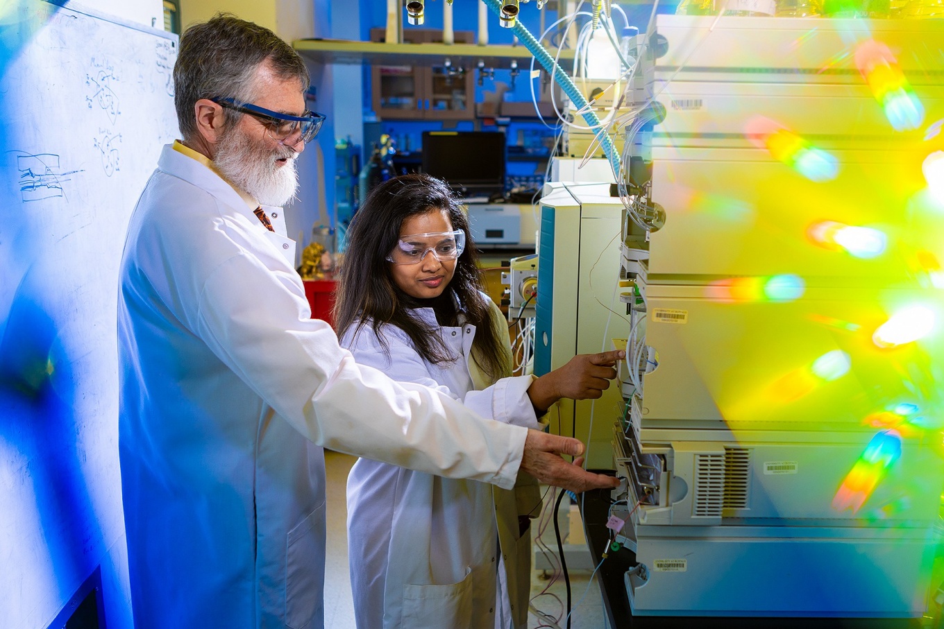Luis Colon with a female student in the lab. 